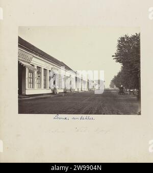 Batavia - Toko's Rijswijk, Woodbury & page, 1863 - 1866 photographie magasins dans la Rijswijkstraat à Batavia, à gauche de Bakker Leroux & Co. Partie de l'album photo rouge avec des photos de Java, de la possession du pharmacien pic-bois, qui est retourné aux pays-Bas de Batavia en 1865. Batavia support photographique albumen print Street. Boutique, magasin Batavia. Rijswijk Banque D'Images