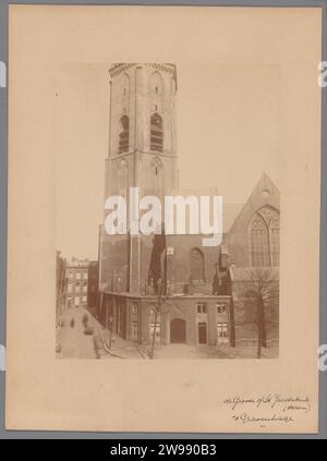 Tour de la Grote ou Saint-Jacobskerk à la Haye, Anonyme (Monumentenzorg) (attribué à), 1890 - 1920 photographie Grande église support photographique. Pièces d'impression d'albumen en carton de l'extérieur de l'église et annexes : tour de la Haye Banque D'Images