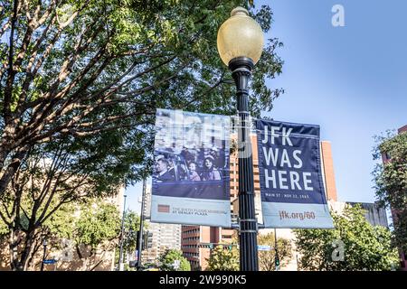 Dallas, USA - 6 novembre 2023 : affiche sur la place John F. Kennedy à Dallas, l'endroit où il a été tué. Fitzgerald Kennedy. Banque D'Images