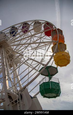 Une vue aérienne d'un parc d'attractions aux couleurs vives Ferris Wheel à Tibidabo, Barcelone Banque D'Images