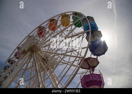 Une grande roue illuminée avec des manèges animés à Tibidabo, Barcelone, Espagne Banque D'Images