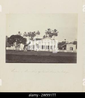 Batavia - Maison privée sur Tanah -Babang (Rochussen), Woodbury & page, 1863 - 1866 photographie la maison de m. Henri Rochussen dans le Tanah Abang à Batavia. Rochussen pose avec sa femme, son enfant et le personnel à l'entrée. Partie de l'album photo rouge avec des photos de Java, de la possession du pharmacien pic-bois, qui est retourné aux pays-Bas de Batavia en 1865. Batavia support photographique albumen print Maison individuelle dans la ville Batavia Banque D'Images