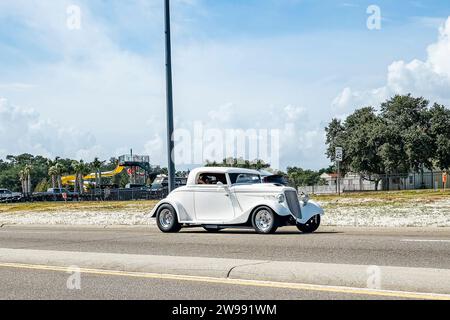 Gulfport, MS - 05 octobre 2023 : vue de coin avant grand angle d'une Ford 3 Window coupé 1934 lors d'un salon automobile local. Banque D'Images