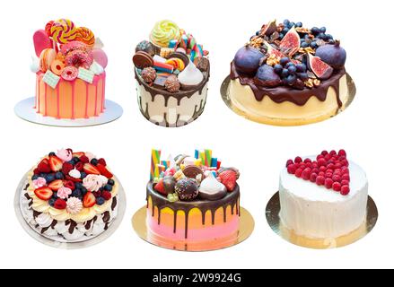 Ensemble de beaux gâteaux multicolores lumineux avec des bonbons, des fruits au chocolat et des baies isolés sur fond blanc Uni png. Banque D'Images