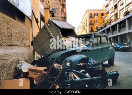 Naples 1986. Une voiture couverte d'ordures. Banque D'Images