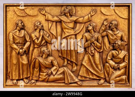 L’Ascension de Jésus au ciel – deuxième mystère glorieux. Une sculpture en relief dans la basilique notre-Dame du Rosaire de Fatima. Banque D'Images