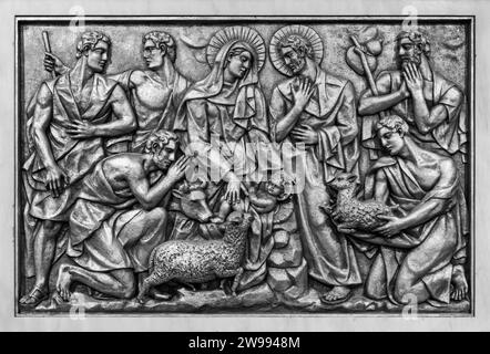 La Nativité de Jésus à Bethléem – troisième mystère joyeux. Une sculpture en relief dans la basilique notre-Dame du Rosaire de Fatima. Banque D'Images