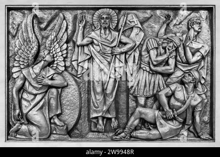 La Résurrection de Jésus – Premier mystère glorieux. Une sculpture en relief dans la basilique notre-Dame du Rosaire de Fatima. Banque D'Images