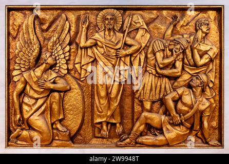 La Résurrection de Jésus – Premier mystère glorieux. Une sculpture en relief dans la basilique notre-Dame du Rosaire de Fatima. Banque D'Images