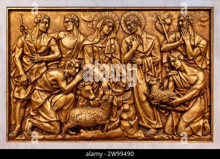 La Nativité de Jésus à Bethléem – troisième mystère joyeux. Une sculpture en relief dans la basilique notre-Dame du Rosaire de Fatima. Banque D'Images