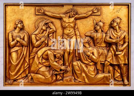 La Crucifixion et la mort de Jésus – Cinquième mystère triste. Une sculpture en relief dans la basilique notre-Dame du Rosaire de Fatima. Banque D'Images