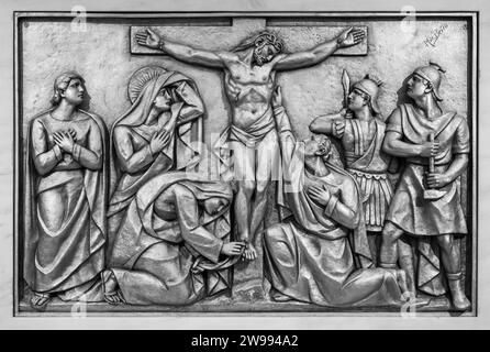 La Crucifixion et la mort de Jésus – Cinquième mystère triste. Une sculpture en relief dans la basilique notre-Dame du Rosaire de Fatima. Banque D'Images