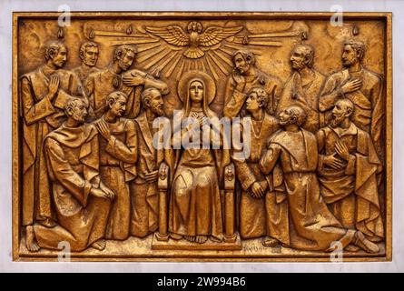 La descente du Saint-Esprit – troisième mystère glorieux. Une sculpture en relief dans la basilique notre-Dame du Rosaire de Fatima à Fatima, Portugal. Banque D'Images