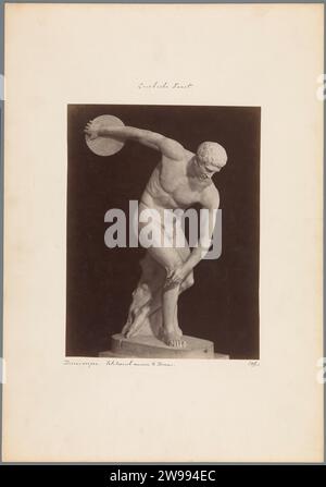 Image d'un lanceur de disques dans les Musées du Vatican dans la Cité du Vatican, c. 1875 - c. 1900 photographie Musées du Vatican carton. sculpture photographique imprimée à l'albumine sur support. Musées du Vatican à lancer des disques Banque D'Images