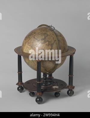 Celestial Globe, 1645 - 1648 Hemelgrobe composé de 38 bandes de papier gravées de couleur main collées sur une boule de plâtre, chacune avec des épingles en cuivre et un anneau en cuivre avec un bol de degré placé dans une chaise en bois; autour d'un anneau en bois, recouvert de papier gravé et coloré sur lequel des échelles, un calendrier, etc Bois d'Amsterdam (matière végétale). papier. gypse. bois (matière végétale). gravure sur cuivre (métal) Banque D'Images