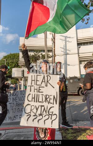 Manifestant lors de la manifestation "solidarité noire et palestinienne pour un cessez-le-feu de Noël" au parc la Cienega à Beverly Hills, Californie, le 23 décembre 2023. Banque D'Images