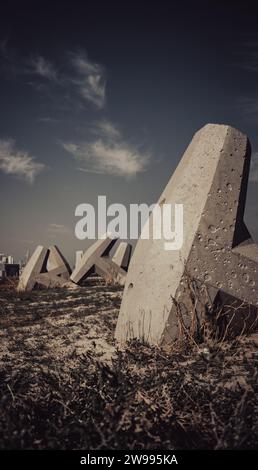 Une vue panoramique des formations rocheuses sur la plage au Koweït Banque D'Images