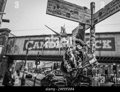 Une image en noir et blanc d'un punk à Camden, Londres. Banque D'Images