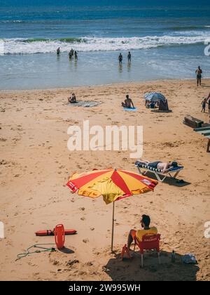 Sauveteur surveillant la plage à Olhos de Agua Algarve Banque D'Images