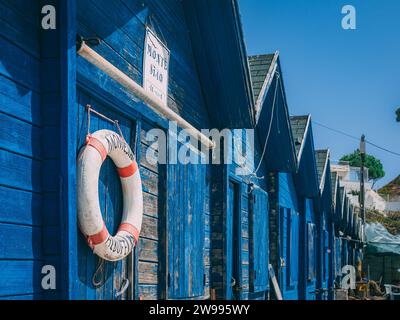 Maisons typiques de pêcheurs en bois à Olhos de Agua Algarve Banque D'Images