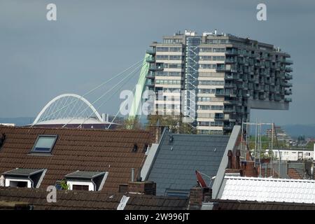 Blick über die Dächer von Köln auf Kranhaus und Lanxess-Arena, Dazwischen die Severinsbrücke, Nordrhein-Westfalen, Deutschland, Köln Banque D'Images