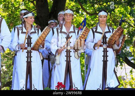 Un ensemble folklorique hongrois chantant la gorge lors d'un festival folklorique dans le parc municipal de Budapest, en Hongrie Banque D'Images