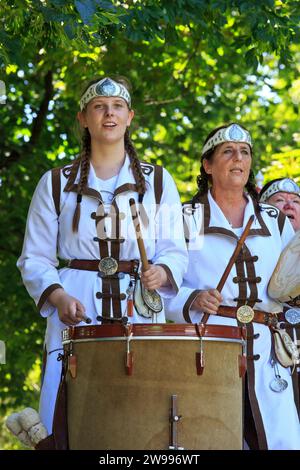 Une fille hongroise d'un ensemble folklorique chantant la gorge à un festival folklorique dans le parc de la ville de Budapest, Hongrie Banque D'Images