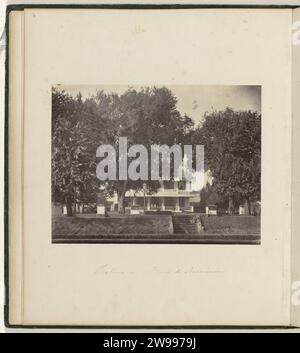 Batavia - Hotel der Nederlanden, Woodbury & page, 1863 - 1866 photographie l'Hotel der Nederlanden, à Rijswijk in Batavia. Partie du deuxième album photo vert avec des photos de Java, de la possession du pharmacien Specht-Grijp, qui est revenu aux pays-Bas de Batavia en 1865. Batavia support photographique albumen print hôtel, hôtellerie, auberge Batavia Banque D'Images