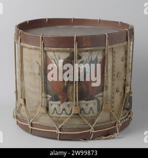 Tambour, anonyme, anonyme, c. 1780 - c. 1800 instrument de musique. instrument à percussion. Tambour du XVIIIe siècle Nord néerlandais tambour, peint avec un trophée composé d'un tambour, deux fusils avec deux cuillères à poudre et des balles, sept drapeaux, deux fusils avec baïonnettes, trois pics, sabels, un casque, un sac à motif, un bâton avec des chapeaux de liberté et un Lion avec un paquet de flèches et une épée tordue dans ses griffes. Le sac à motif dit : « Concordia ». Bois du nord des pays-Bas (matériel végétal). corde. fer (métal). Veau (cuir) 'tropaion', c'est-à-dire ornement décoratif  armes pays-Bas Banque D'Images