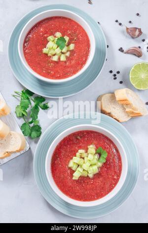 Soupe froide Gazpacho garnie de concombre et de coriandre, dans un bol, vue verticale du dessus Banque D'Images