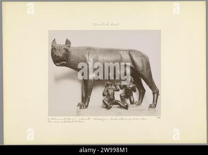 Image du Wolvin du Capitole avec Romulus et Remus, c. 1875 - c. 1900 photographie Musées du Capitole carton. Support photographique tirage d'albumen Romulus et Remus sont lavés à terre et tassés par une louve ; 'Lupa Romana'. Musées Capitoline de sculpture Banque D'Images