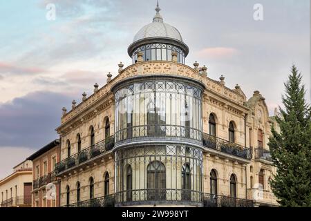 Fenêtre d'angle en verre d'un bâtiment orné en pierre de couleur crème dans la ville de Salamanque Banque D'Images