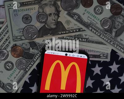 Bavière, Allemagne - décembre 25. 2023 : sur cette photo, un logo McDonald's Corporation vu affiché sur un smartphone avec United States Dol Banque D'Images