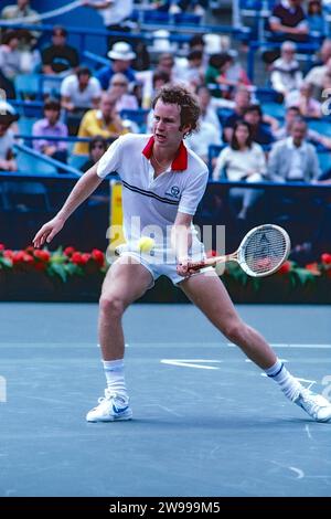 John McEnroe (États-Unis) en compétition à l'US Open de tennis 1981. Banque D'Images