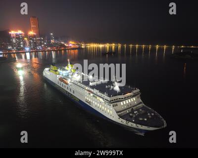 Lianyungang, Chine. 25 décembre 2023. Un paquebot Chine-Corée du Sud quitte le terminal de la gare de passagers du port de Lianyungang à Lianyungang, en Chine, le 25 décembre 2023. (Photo Costfoto/NurPhoto) crédit : NurPhoto SRL/Alamy Live News Banque D'Images