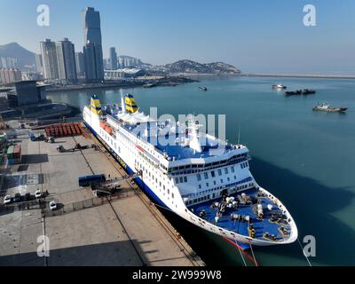 Lianyungang, Chine. 25 décembre 2023. Un paquebot Chine-Corée du Sud quitte le terminal de la gare de passagers du port de Lianyungang à Lianyungang, en Chine, le 25 décembre 2023. (Photo Costfoto/NurPhoto) crédit : NurPhoto SRL/Alamy Live News Banque D'Images