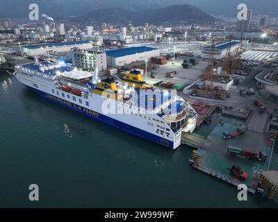 Lianyungang, Chine. 25 décembre 2023. Un paquebot Chine-Corée du Sud quitte le terminal de la gare de passagers du port de Lianyungang à Lianyungang, en Chine, le 25 décembre 2023. (Photo Costfoto/NurPhoto) crédit : NurPhoto SRL/Alamy Live News Banque D'Images