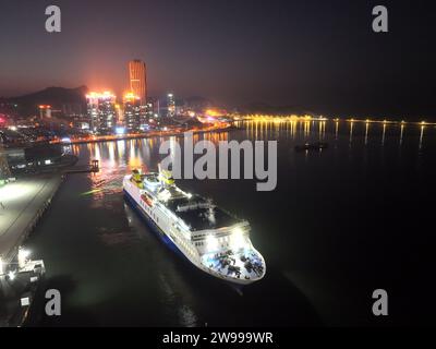 Lianyungang, Chine. 25 décembre 2023. Un paquebot Chine-Corée du Sud quitte le terminal de la gare de passagers du port de Lianyungang à Lianyungang, en Chine, le 25 décembre 2023. (Photo Costfoto/NurPhoto) crédit : NurPhoto SRL/Alamy Live News Banque D'Images