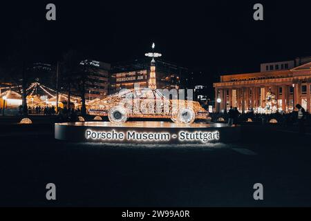 Décorations festives sur la place de Stuttgart à Noël. Stuttgart, Allemagne, 24 décembre 2023 célébration de Noël en Allemagne. Stuttgart. Banque D'Images