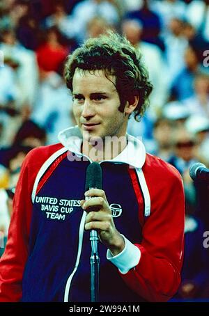 John McEnroe (USA) vainqueur du titre de Grand Chelem en simple masculin à l'US Open de tennis 1981. Banque D'Images