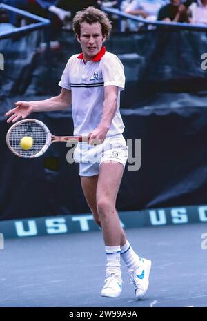 John McEnroe (États-Unis) en compétition à l'US Open de tennis 1981. Banque D'Images