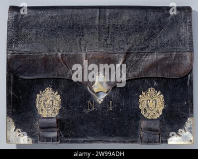 Sac à lettres avec arme de Napoléon, Anonyme, c. 1800 - c. 1815 Grand sac à lettres ou portefeuille de cuir noir, fermeture en cuivre et pâte à pâte dans les coins inférieurs et à l'avant décoré avec deux fois l'arme de Napoléon et moi en pression d'or. Le sac peut être élargi comme un harmonica, est doublé de cuir vert et fermé avec une valve brune de cuir rouge. Les différents cours du sac ont les thèmes suivants : Royaume d'Italy, relations extérieur, Grand juge, intérieur, Affaires de Ma Maison. Deux avec boucles de ceintures réglables. France entière : cuir. Fermeture : cuivre (Métal). Boucle : fer (M Banque D'Images