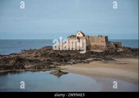 Détail du fort National de Saint Malo à marée basse Banque D'Images