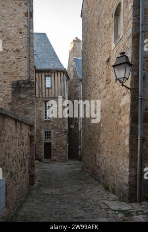 Détail d'une jolie ruelle dans la vieille ville du Mans, maisons aux façades en pierre Banque D'Images