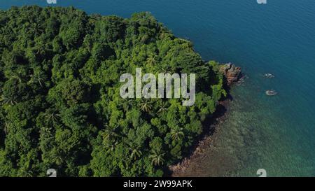 Une vue aérienne de Koh Libong, une superbe île tropicale située au sud de la Thaïlande. Banque D'Images