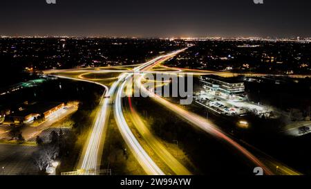 Vue aérienne d'un horizon urbain animé avec une autoroute au premier plan et de nombreux grands bâtiments en arrière-plan Banque D'Images