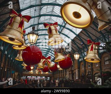 Covent Garden Market, Londres, Royaume-Uni. 16 décembre 2023. Avec de grandes cloches et des décorations festives surdimensionnées exposées au marché de Covent Garden. Banque D'Images