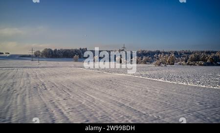 Un paysage hivernal pittoresque avec une vaste étendue de neige fraîchement tombée. Banque D'Images