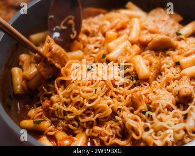 Un gros plan d'un plat coréen appelé rabokki Banque D'Images