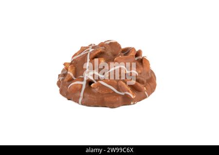 Un biscuit aux noix recouvert de glaçage au chocolat isolé sur fond blanc. Espace de copie. Banque D'Images